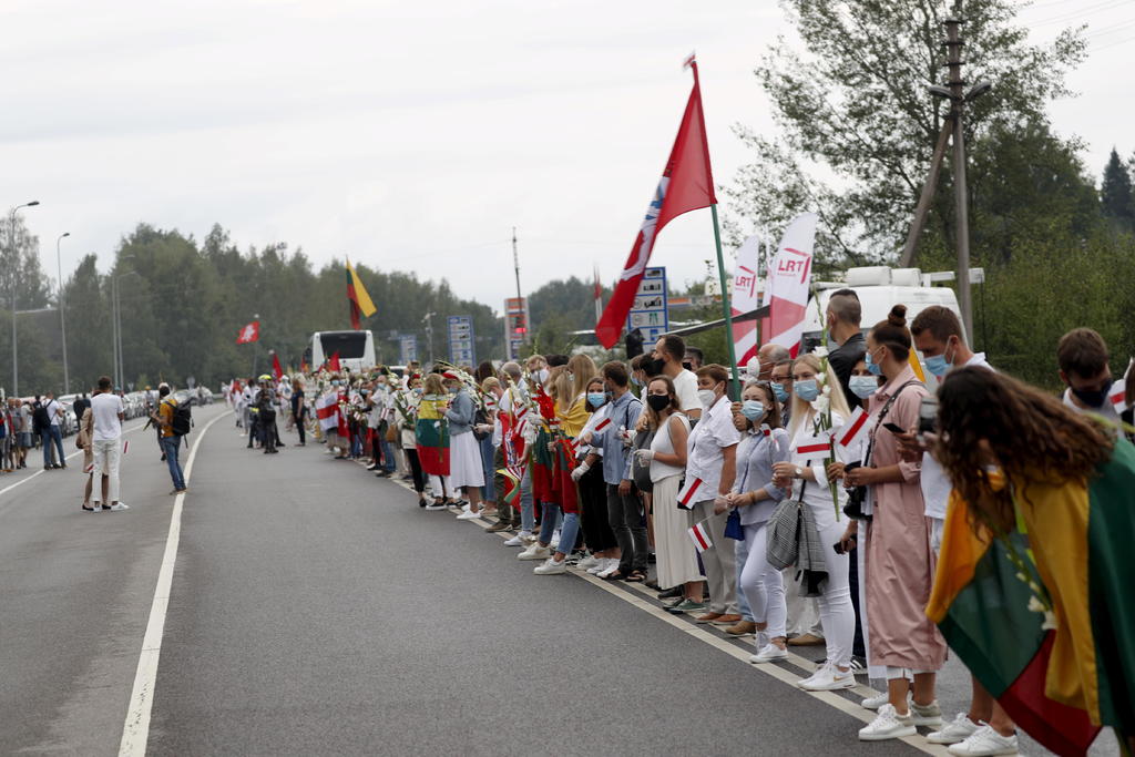 Más de 50,000 lituanos se unieron el domingo en una cadena humana que se extendió 32 kilómetros (20 millas) desde la capital Vilna hasta la frontera bielorrusa para expresar solidaridad con las manifestaciones en Bielorrusia a favor de la democracia. (EFE)