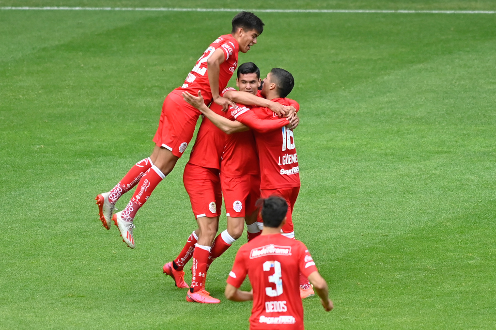 Jugadores del Toluca celebran tras marcar el único tanto del partido en la victoria ante Chivas. (CORTESÍA)