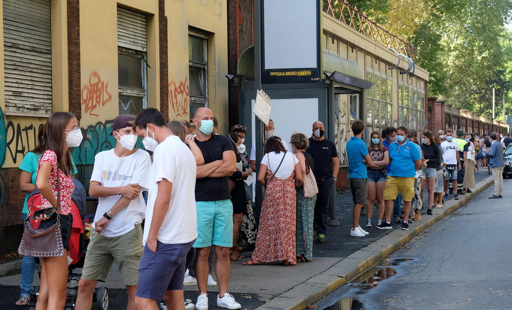 Italia registró en las últimas veinticuatro horas 953 nuevos contagios de coronavirus frente a los 1,071 del domingo, pero realizó muchas menos pruebas, y contabilizó cuatro fallecimientos. (EFE) 