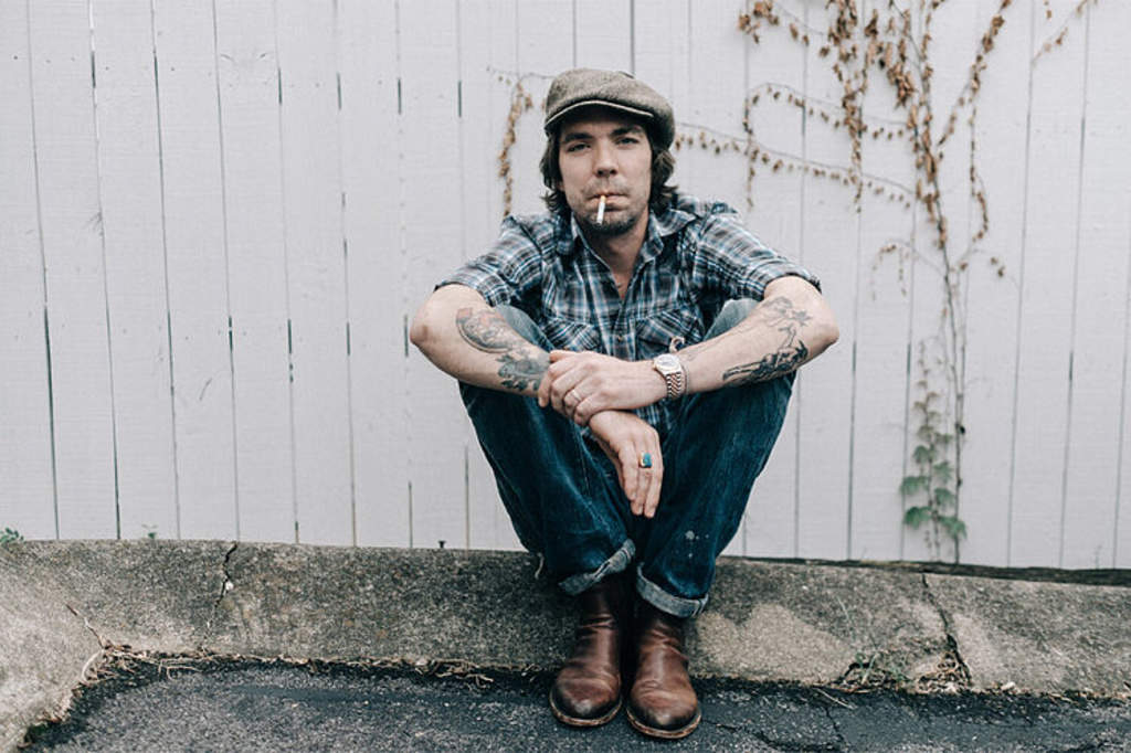 Justin Townes Earle, un destacado cantautor de música de raíces estadounidenses conocido por su estilo introspectivo y evocador, falleció. Tenía 38 años. (ESPECIAL) 