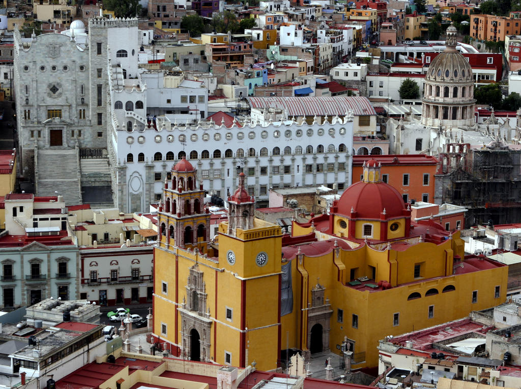 A partir de este lunes en el estado de Guanajuato se permite celebrar reuniones empresariales y eventos sociales, como bodas, fiestas de XV años, aniversarios o bautizos con hasta 100 asistentes. (ARCHIVO)