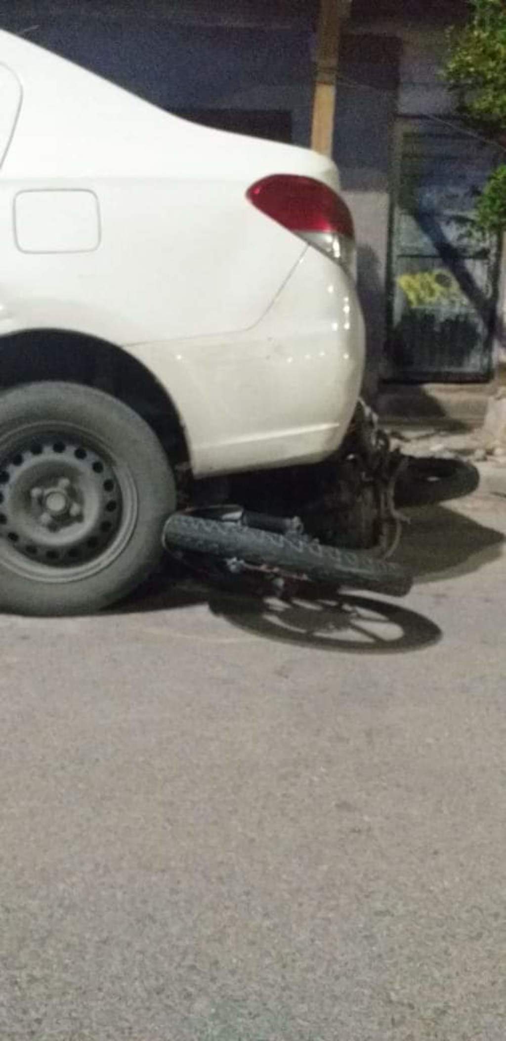 La motocicleta y el vehículo siniestrados fueron trasladados y depositados en el corralón municipal de Torreón. (EL SIGLO DE TORREÓN)