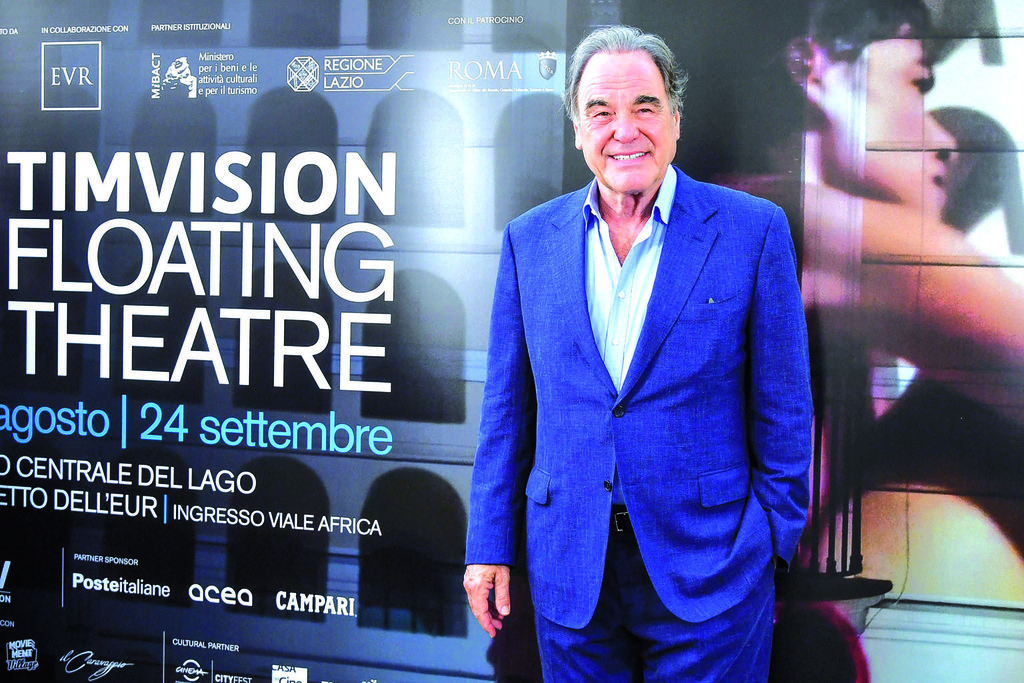 De gira. El director estadounidense Oliver Stone presentó en Roma su autobiografía Chasing the Light (Buscando la luz).