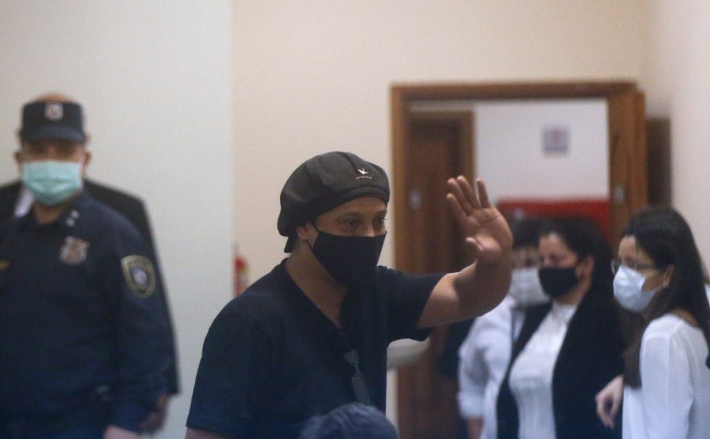 Ronaldinho saluda durante una audiencia en el Palacio de Justicia de Asunción, Paraguay. (AP)