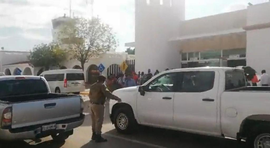 El presidente Andrés Manuel López Obrador arribó a la ciudad de Torreón en medio de las protestas que se presentaron en el aeropuerto. Debido a la presión de ambos grupos, tomó otra ruta para evitar la puerta principal del edificio.(EL SIGLO DE TORREÓN)