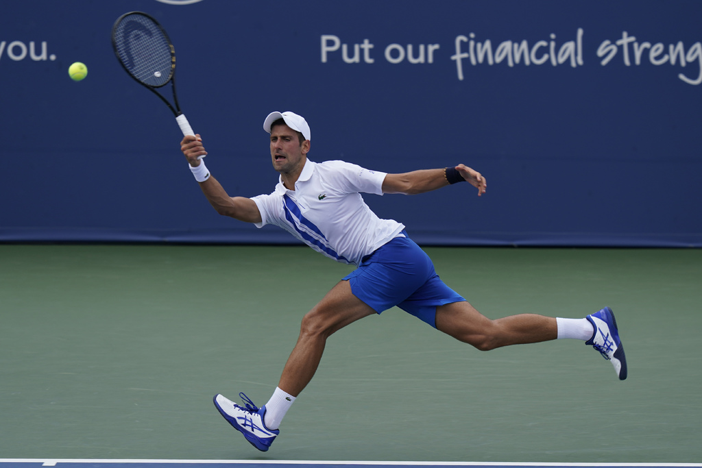 Novak Djokovic no tuvo problemas para derrotar 6-2, 6-4 a Tennys Sandgren para avanzar a los cuartos de final del Masters 1000 de Cincinnati, donde se medirá a Jan-Lennard Struff. (AP)