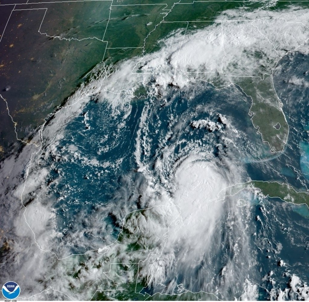 Tras dejar Cuba, 'Laura' se adentró en el Golfo de México y al poco tiempo ya era huracán de categoría 1. (EFE) 