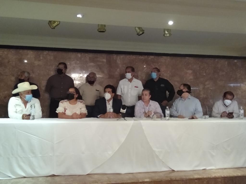Este martes un grupo de morenistas estuvieron afuera del hotel donde se ofreció la rueda de prensa con pancartas contra la instalación de Chemours. (DIANA GONZÁLEZ/ EL SIGLO DE TORREÓN)