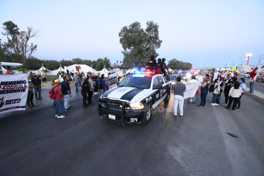 Los agentes colocaron unidades sobre los carriles de baja velocidad de ambos sentidos, quedando prácticamente deshabilitados ante la presencia de ciudadanos manifestantes que se colocaron al exterior del XXXIII Batallón Militar de Torreón.
(FERNANDO COMPEÁN)