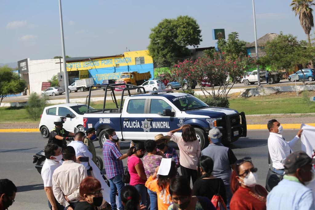 Pese a la presencia de manifestantes de diversas organizaciones civiles y de simpatizantes del presidente, no hubo participación activa de elementos policiacos. (EL SIGLO DE TORREÓN)