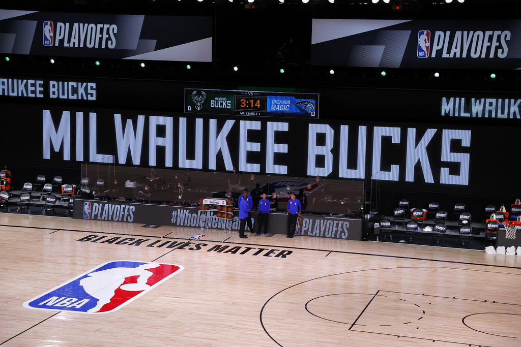 En el pronunciamiento más firme de los jugadores de la NBA sobre la injusticia racial, los Bucks de Milwaukee no se presentaron el miércoles para su partido contra el Magic de Orlando en los playoffs. (ARCHIVO)