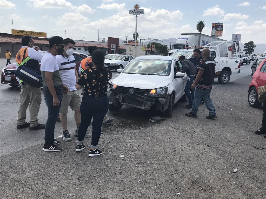 La unidad se impactó contra el costado trasero izquierdo de una camioneta Nissan NP300, color blanco, modelo 2015, misma que salió de un estacionamiento e intentaba tomar el retorno del Centro Trailero. (EL SIGLO DE TORREÓN)
