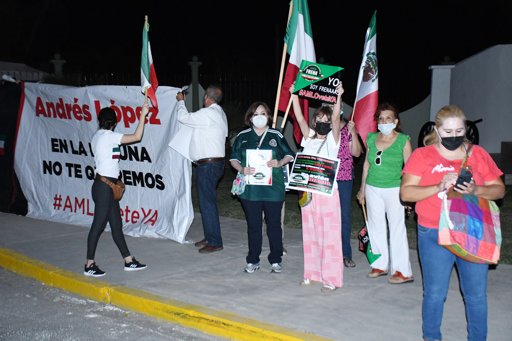 Integrantes del Frente Nacional Anti AMLO se manifestaron para exigir la renuncia del presidente antes del 30 de noviembre de 2020. (FERNANDO COMPEÁN)