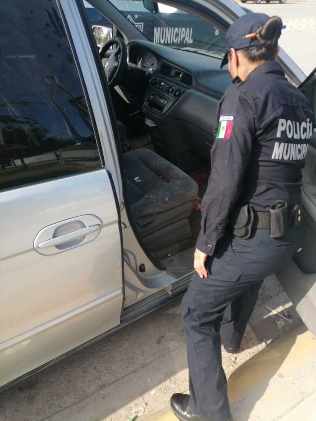 Una agente de la Dirección de Seguridad Pública Municipal (DSPM) de Torreón auxilió a la mujer. (EL SIGLO DE TORREÓN)