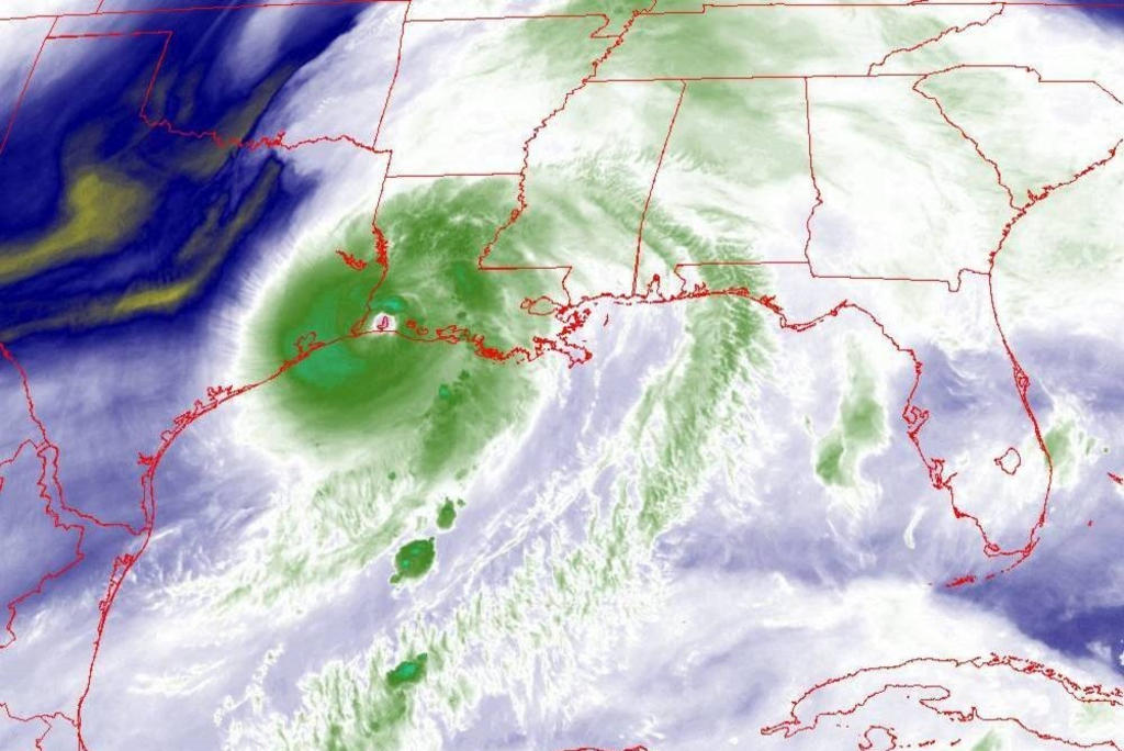 El huracán 'Laura' se debilitó a categoría 2 mientras avanza hacia el interior de Luisiana, según indicó el Centro Nacional de Huracanes de Estados Unidos. (TWITTER)