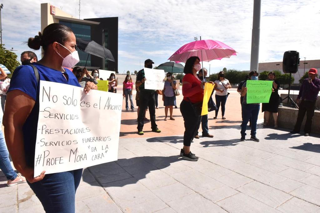 Protestaron este jueves en la Plaza Mayor de Torreón para denunciar la falta de pago del Fondo de Ahorro. (ÉRICK SOTOMAYOR)