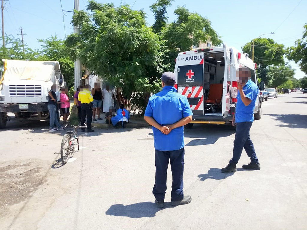 Estuvo a punto de quedar bajo la llanta de camión repartidor de agua purificada, en la colonia El Arenal, de Torreón. (EL SIGLO DE TORREÓN)