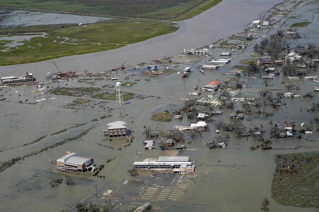 El huracán Laura, uno de los ciclones más potentes en impactar Estados Unidos, recorrió Luisiana el jueves, dejando techos desprendidos, al menos seis muertos y conservando una fuerza tremenda en su sendero de destrucción cientos de kilómetros tierra adentro. (ARCHIVO)