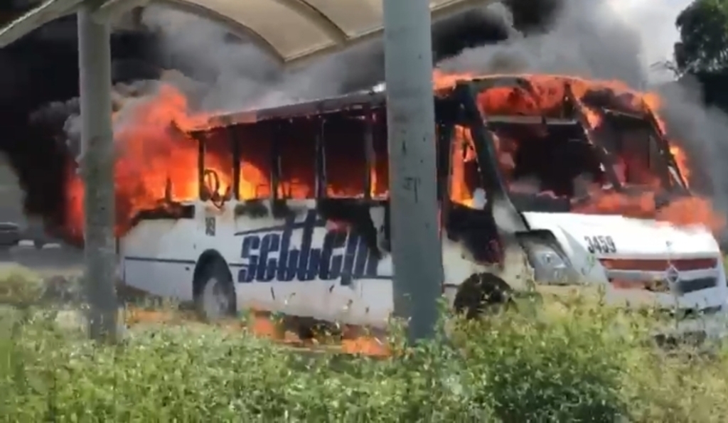 Un transporte de personal se incendió en la ciudad de Saltillo.