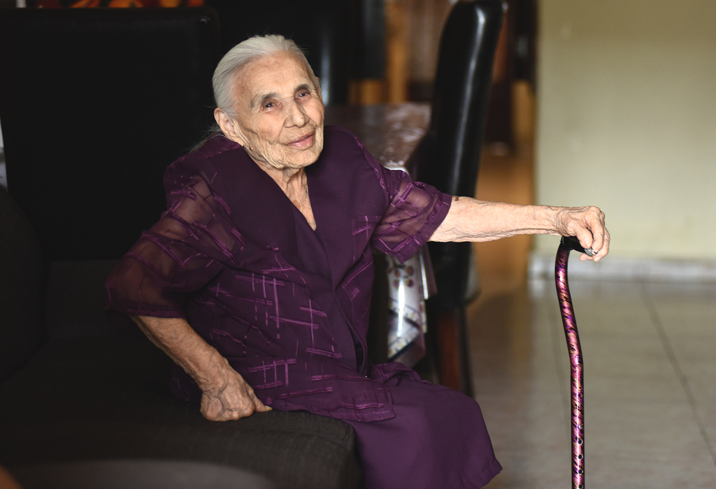 Doña Panchita dice que la clave para llegar casi al centenario de vida ha sido la fortaleza de sus piernas. (JESÚS GALINDO)