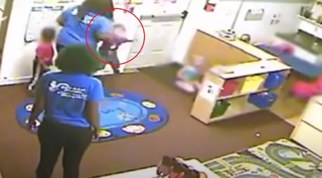 En el video la mujer aparece golpeando y aventando al niño al suelo en dos ocasiones (CAPTURA) 