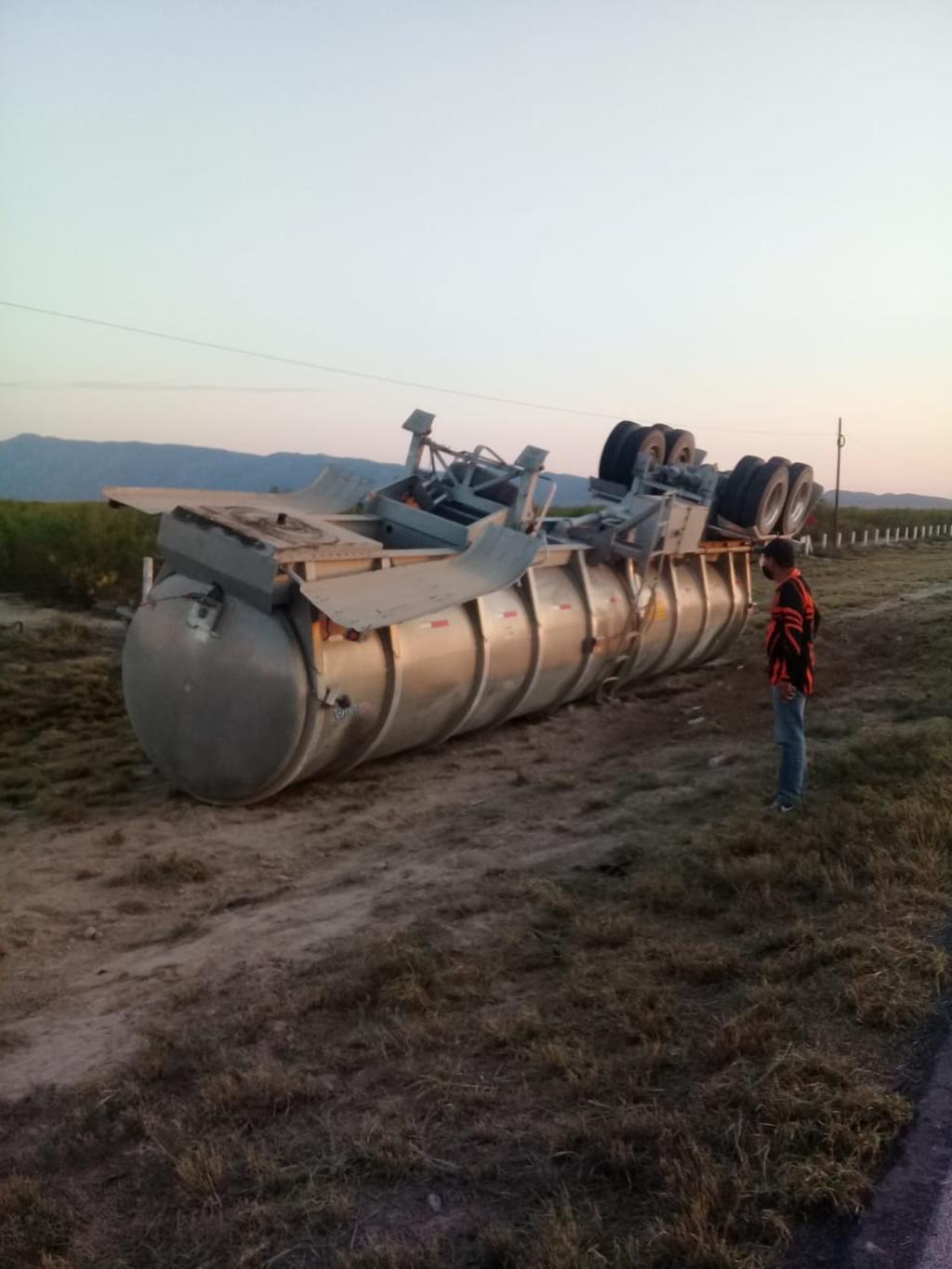  El tanque de un camión cisterna con 32 mil litros de gasolina que derramó en su totalidad al salir del camino y volcarse cerca de Estación Hermanas.