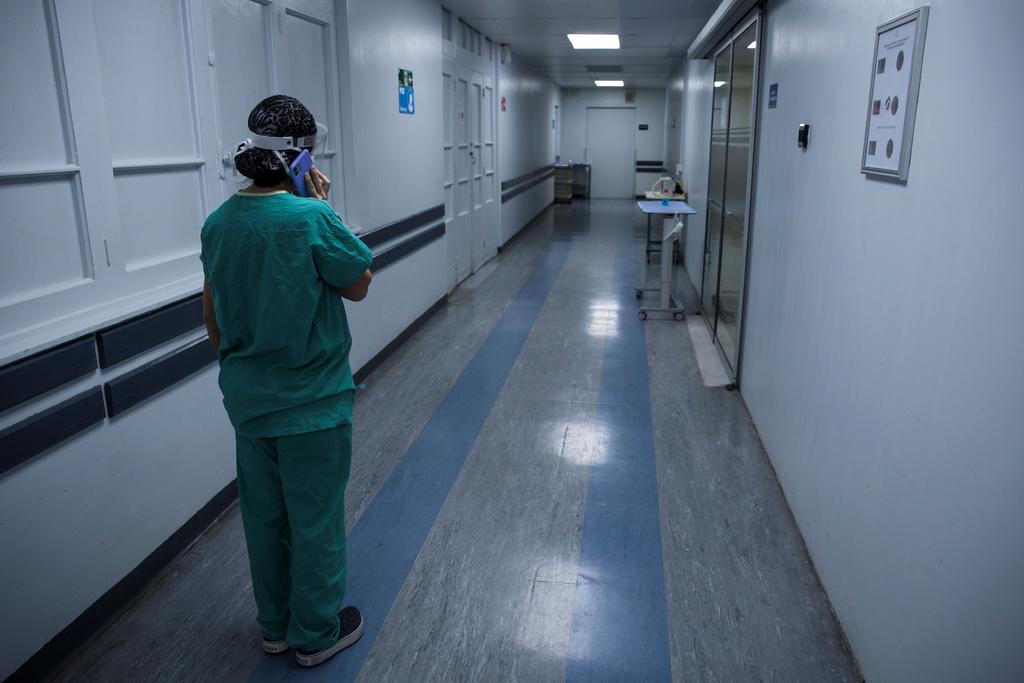 El número de personas hospitalizadas en unidades de cuidados intensivos (UCI) en Chile se ubicó por debajo de 1,000 por primera vez desde el mes de mayo. (ARCHIVO) 