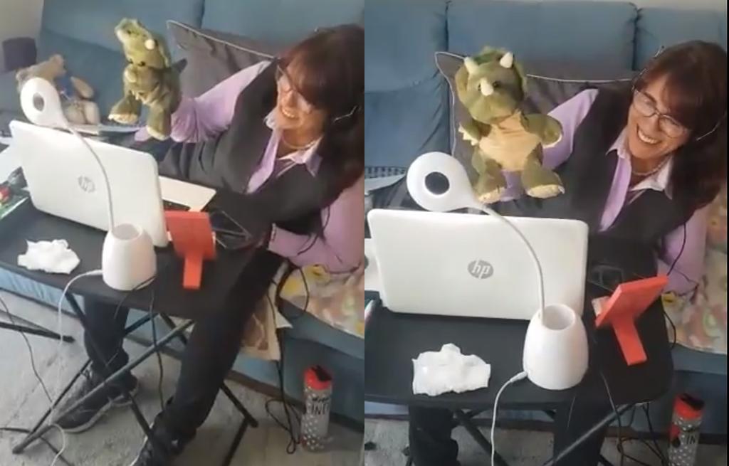 A través de la marioneta de dinosaurio la profesora interactúa con sus alumnos en sus clases en línea (CAPTURA) 