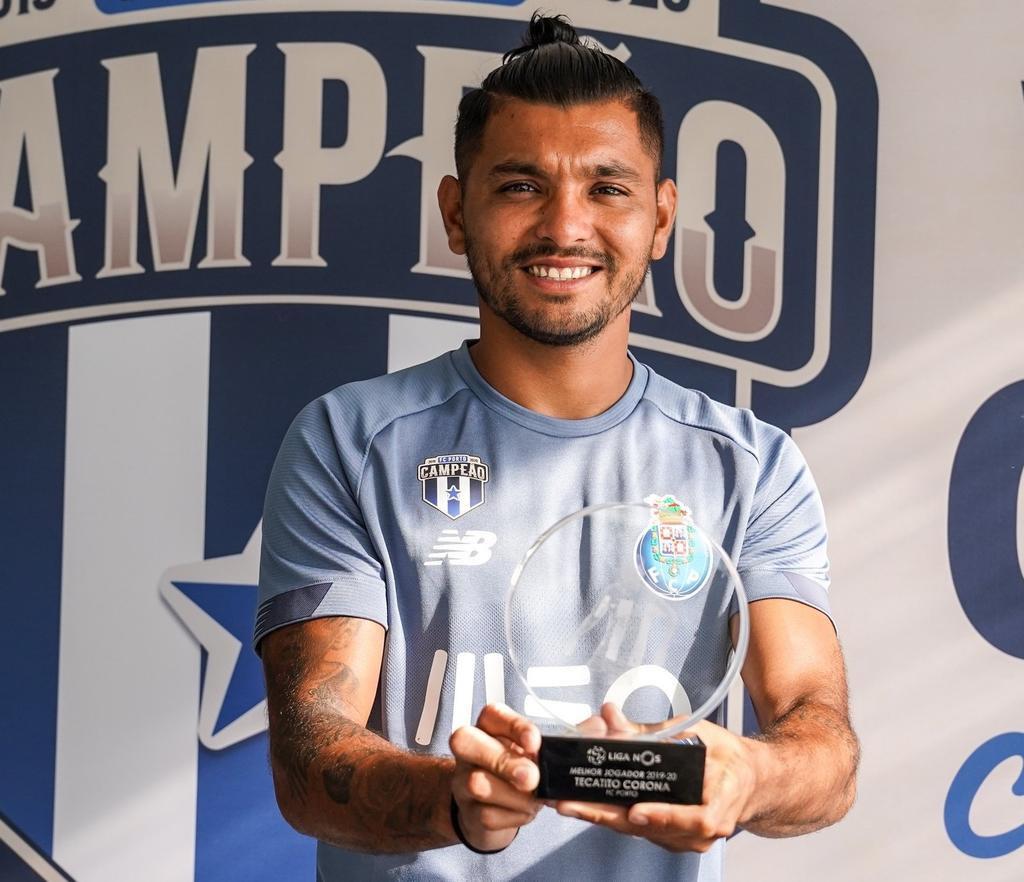 El talentoso futbolista mexicano del Porto Jesús 'Tecatito' Corona fue galardonado este viernes como el 'Mejor Jugador' de la Liga NOS de Portugal en la temporada 2019-2020. (CORTESÍA)
