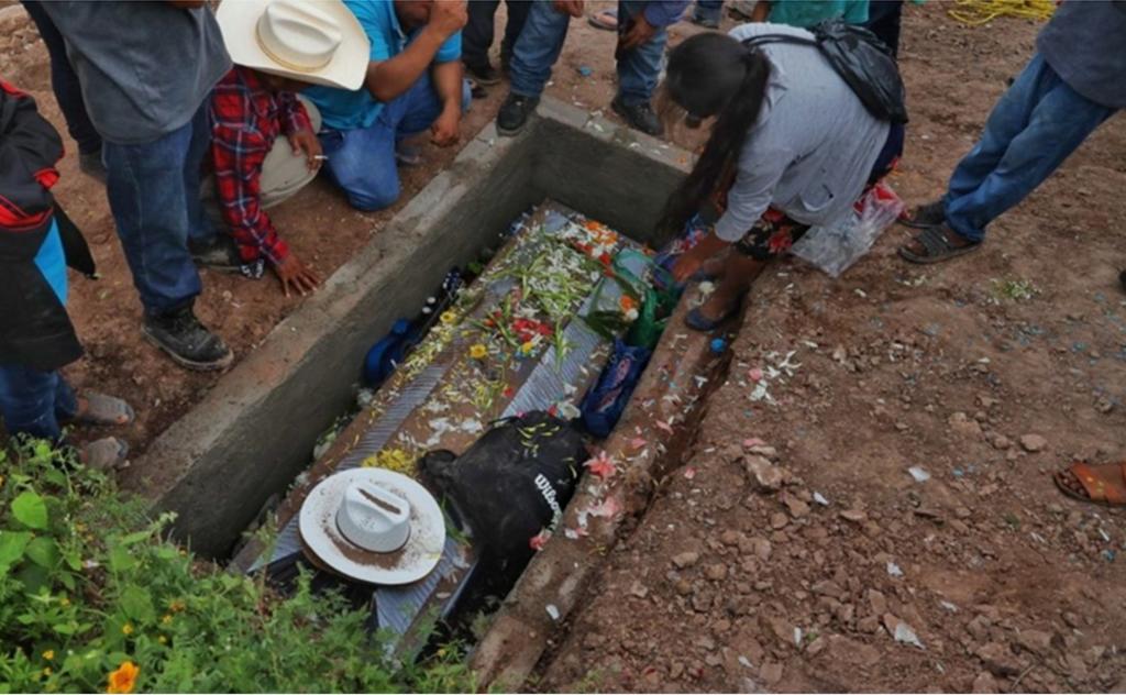 El integrante del colectivo Luciérnaga, conformado por familiares de desaparecidos de la Montaña de Guerrero, Federico Aparicio Calixto, fue hallado muerto sobre la carretera federal Tlapa-Metlatónoc. (ESPECIAL)