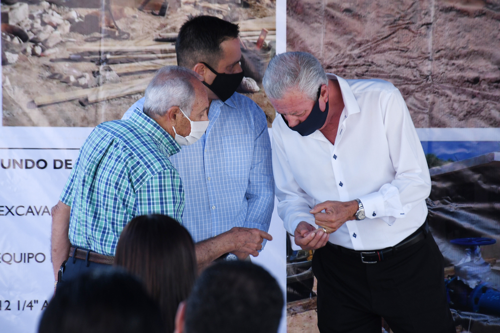 El gerente general del Simas Torreón, Juan José Gómez, y el alcalde Jorge Zermeño hicieron un recorrido de supervisión de obras.
