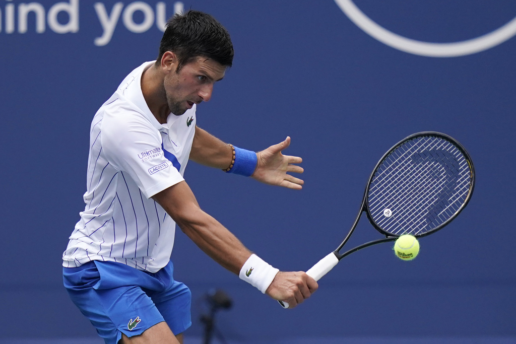 Novak Djokovic tuvo muchos problemas para derrotar 4-6, 6-4, 7-6 a Roberto Bautista Agut en la semifinal. (AP)