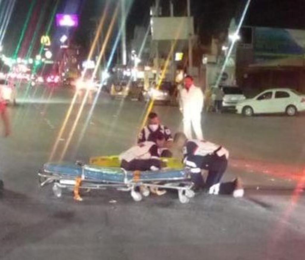 Luego del brutal impacto de un automóvil contra una motocicleta sobre el bulevar Miguel Alemán, en Gómez Palacio, la noche del sábado, la mujer que viajaba como acompañante del motociclista perdió la vida en el hospital al que fue trasladada por los socorristas. (EL SIGLO DE TORREÓN)