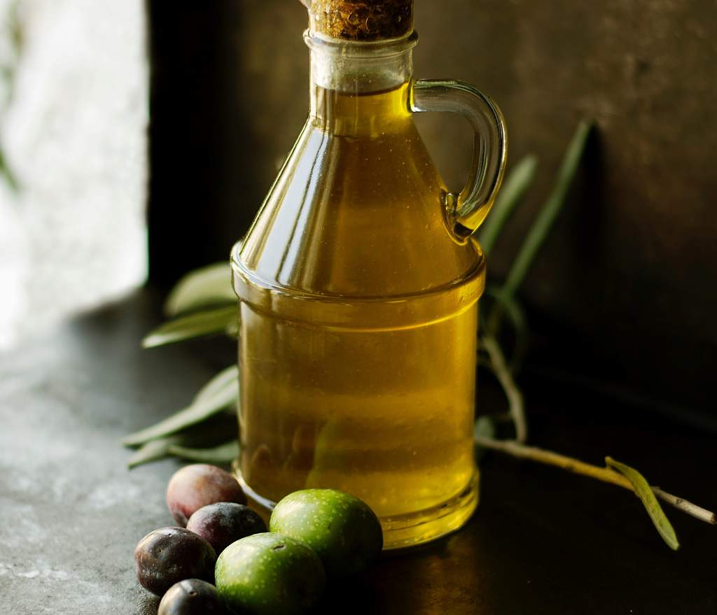 De acuerdo con un artículo del sitio The Olive Tap, al mezclar el aceite de oliva con jugo de limón e ingerirlo por las mañanas, podría mejorar todos los beneficios del primer ingrediente, ya que esta preparación tiene la capacidad de depurar el cuerpo y, con ello, mejorar la salud digestiva. (ESPECIAL)