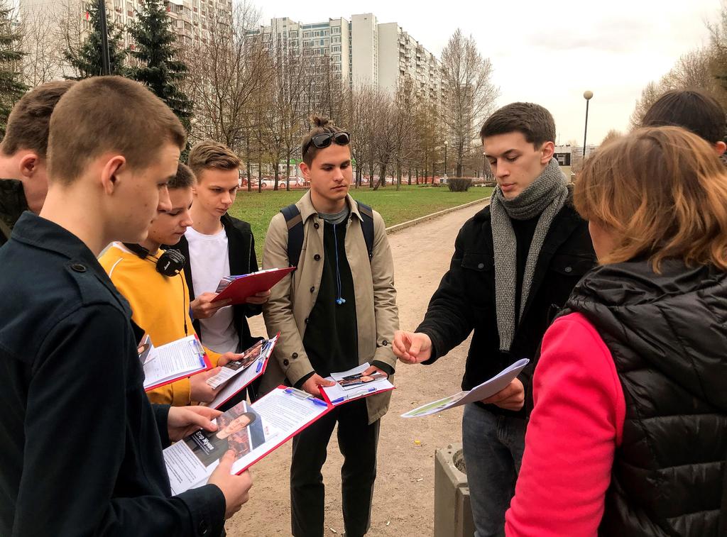 Un opositor ruso, Yegor Zhúkov (d), fue agredido por unos desconocidos en Moscú, pero el Kremlin negó hoy que dicho incidente tenga relación con el presunto envenenamiento del líder opositor, Alexéi Navalni. (ARCHIVO) 