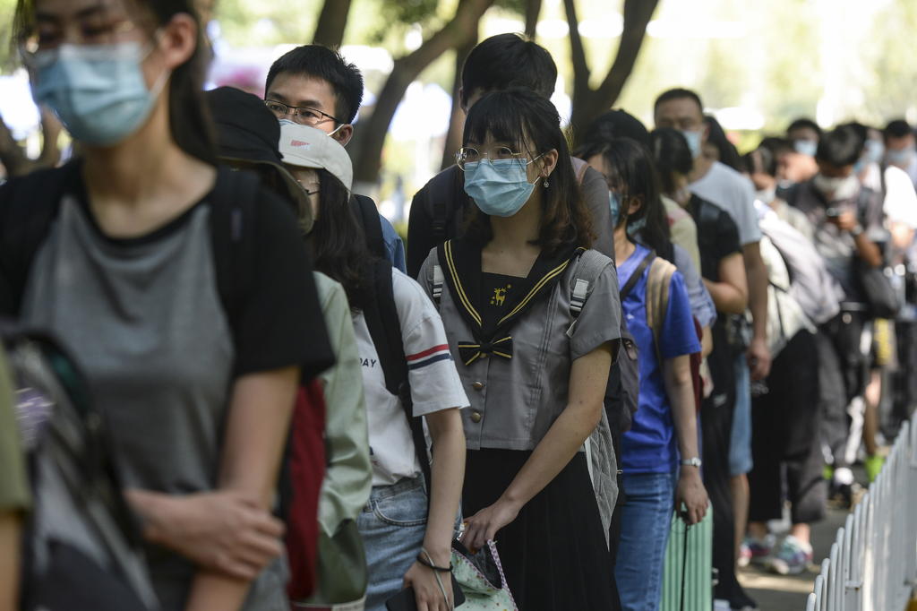 El gobierno de la región de Xinjiang está tomando medidas draconianas para combatir el coronavirus, incluidas rociar a la gente con un desinfectante, el confinamiento forzado de las personas en sus casas, estrictas cuarentanas de más de 40 días y el arresto de quienes no cumplen con las restricciones. (ARCHIVO) 
