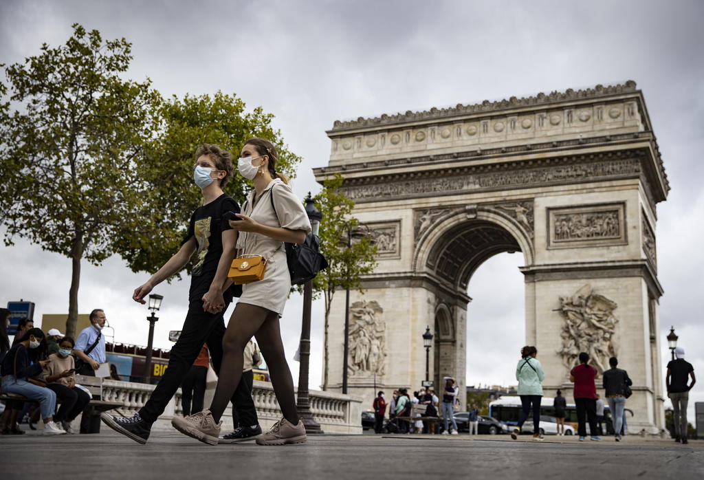 Francia registró en las últimas 24 horas 3,082 nuevos casos de coronavirus, según anunciaron las autoridades sanitarias, lo que supone un pequeño retroceso frente a los 6,000 y 7,000 casos que se registraron durante la semana pasada. (ARCHIVO) 

