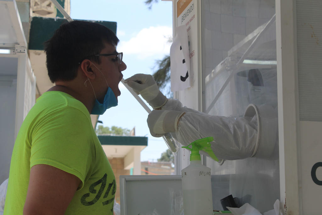 
En distribución de pruebas por institución en la Comarca Lagunera, 6 mil 916 fueron realizadas en el Instituto Mexicano del Seguro Social (IMSS); 9 mil 972 en el Laboratorio Estatal de Salud Pública y 10 mil 501 en el Laboratorio de Biología Molecular habilitado en el municipio de Torreón. (ARCHIVO)