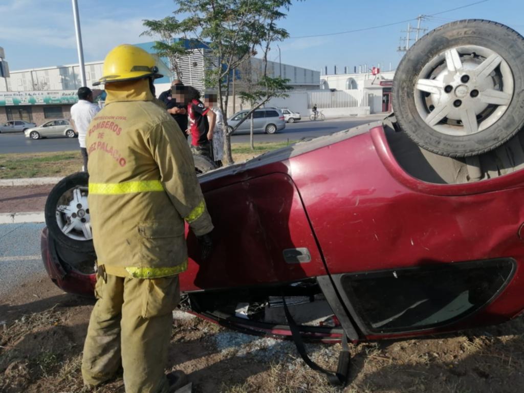 La tarde de este lunes se registró la volcadura de un vehículo compacto sobre el bulevar Ejército Mexicano de la ciudad de Gómez Palacio, tres personas resultaron con lesiones leves. (EL SIGLO DE TORREÓN)