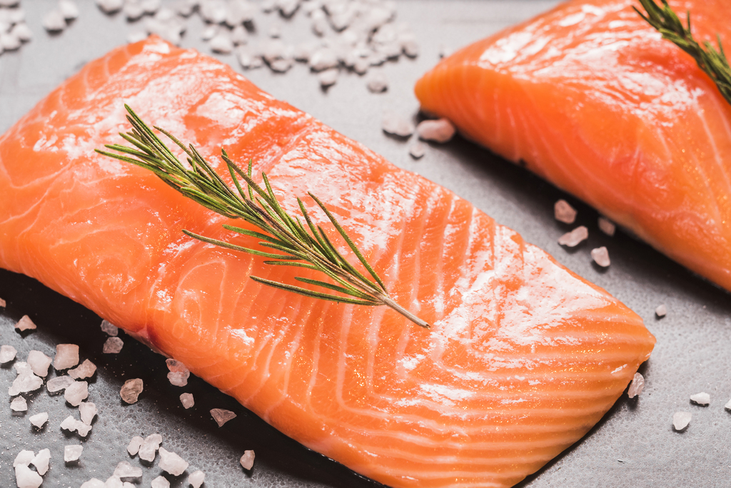 El salmón es una de las mejores opciones para sustituir el huevo en la generación de masa muscular. (ARCHIVO)