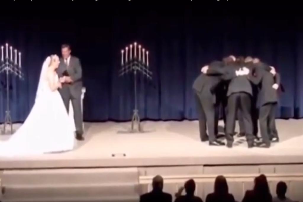 La broma toma a todos los asistentes a la boda por sorpresa.	 (INTERNET)