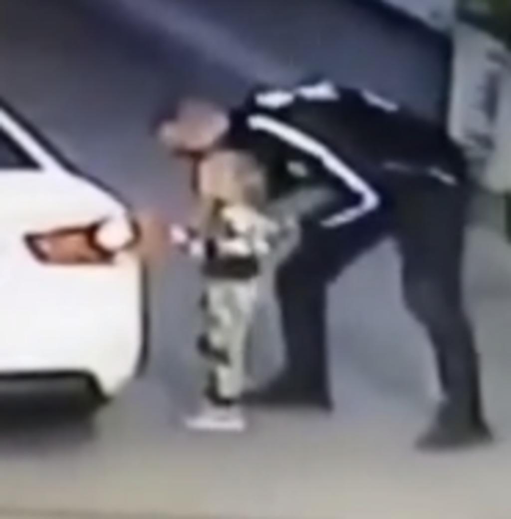 VIDEO: Niña de cuatro años es secuestrada a plena luz del día en una gasolinera