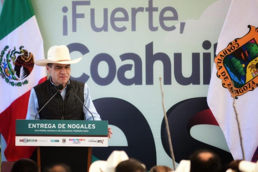 Para apoyar al sector agropecuario de Coahuila, el mandatario priista de la entidad, Miguel Ángel Riquelme, entregará mañana miércoles 2 de septiembre equipo de maquinaria a productores de higo y manzana en Arteaga, además de subsidios para la producción de avena forrajera. (EL SIGLO DE TORREÓN)