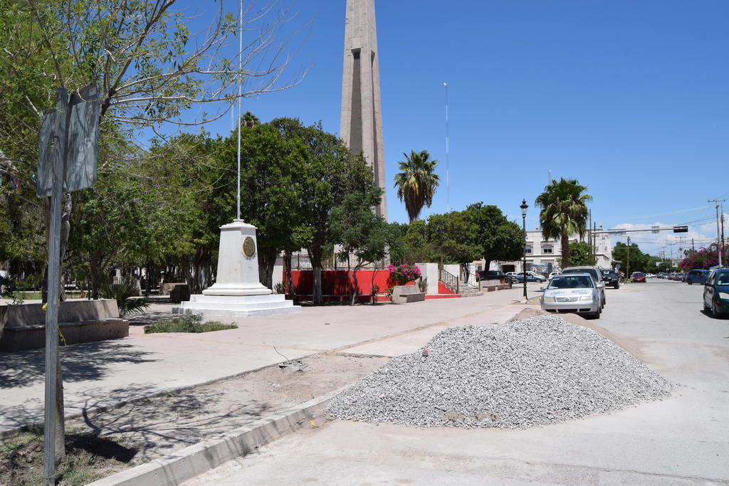 Representantes de la Cámara Nacional de Comercio (Canaco) San Pedro, denunciaron el “tortuguismo” con la que se realizan las obras de remodelación de la Plaza Principal y del Auditorio Municipal, pues les impactan negativamente. (MARY VÁZQUEZ)