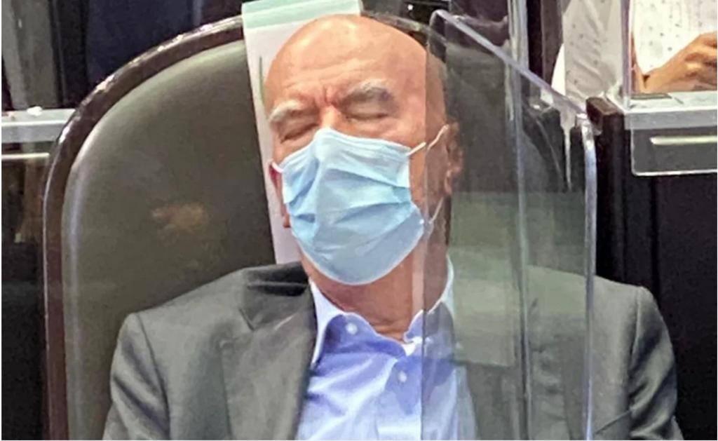 En las redes sociales circula una foto del senador de Movimiento Ciudadano, Dante Delgado, quien fue captado durmiendo en la sesión de Congreso General de este martes en el pleno de la Cámara de Diputados. (ESPECIAL)