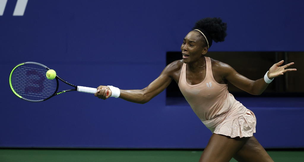 La estadounidense Venus Williams, que este martes cayó ante la checa Karolína Muchová en la primera ronda del Abierto de Estados Unidos, un hecho que ocurre por primera vez en su carrera, afirmó tras el encuentro que quedó satisfecha con su rendimiento y negó que haya jugado mal. (ARCHIVO)