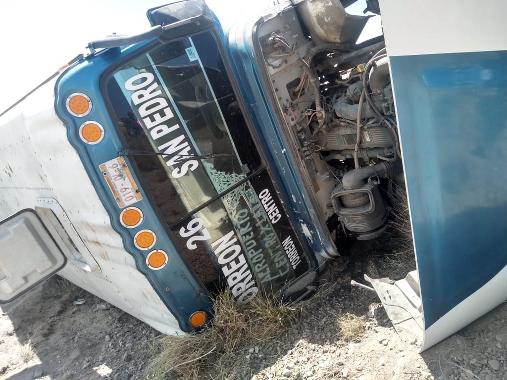 El operador se salió del camino y terminó volcado sobre su costado derecho de la carretera. (EL SIGLO DE TORREÓN)