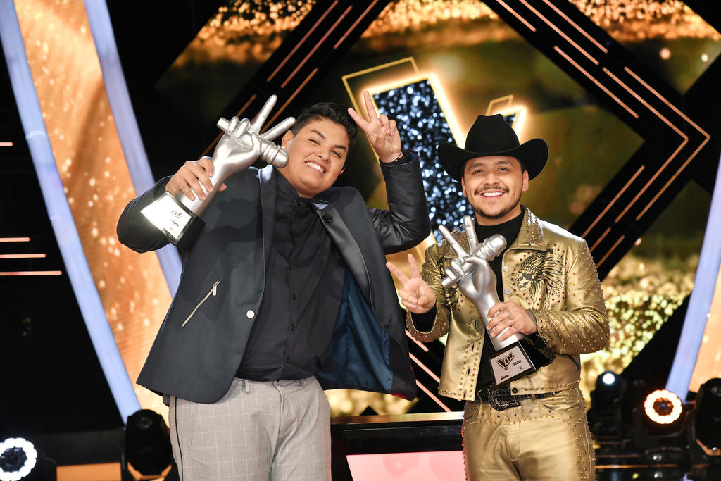 Felices. Fernando Sujo y Christian Nodal presumen los trofeos que obtuvieron luego de ganar La Voz Azteca.