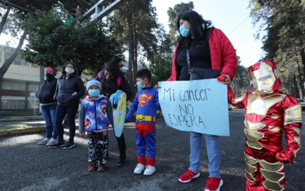 Para la señora María Juana Mejía desde mayo inició el desabasto, 'no hay medicamento, no tengo de dónde sacar dinero para comprarlo. El cáncer no espera'.
(EL UNIVERSAL)