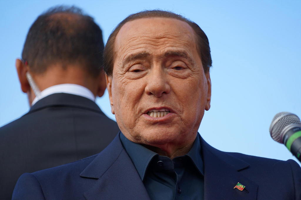 El exprimer ministro italiano Silvio Berlusconi, ha dado positivo al coronavirus después de haber visitado la isla de Cerdeña, informó hoy el servicio de prensa de su partido, el conservador Forza Italia. (EFE) 